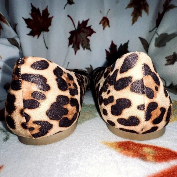 TORRID SIZE 10W LEOPARD CHEETA ANIMAL PRINT FLATS - Picture 4 of 11